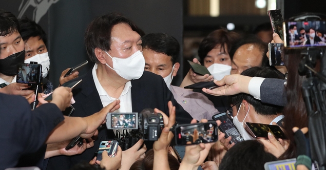 윤석열 전 검찰총장이 9일 서울 중구에 위치한 독립운동가 우당 이회영 선생 기념관을 둘러본 뒤 취재진에 둘러싸여 있다. (공동취재사진) 