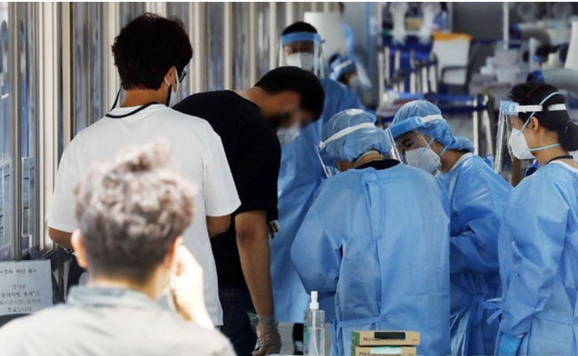 코로나19 신규 확진자가 645명으로 집계된 23일 오후 서울 동대문구 선별진료소에서 시민들이 검사를 받기 위해 접수하고 있다 (사진=뉴시스 제공)