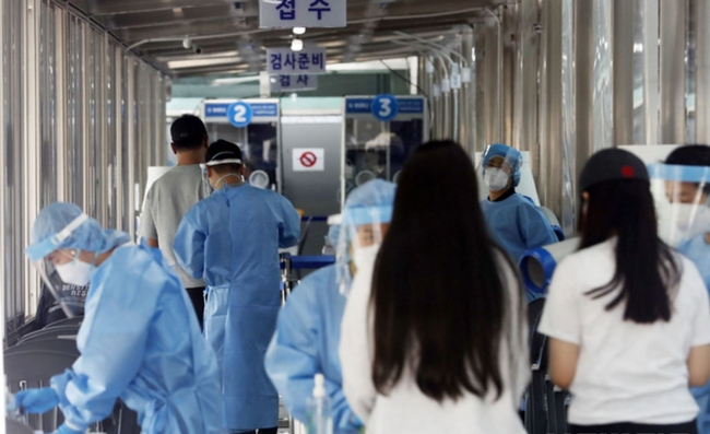  코로나19 신규 확진자가 645명으로 집계된 23일 오후 서울 동대문구 선별진료소에서 시민들이 검사를 받기 위해 접수하고 있다 (사진=뉴시스 제공)