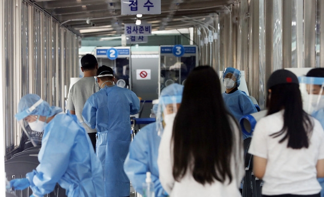 지난 23일 오후 서울 동대문구 선별진료소에서 시민들이 검사를 받기 위해 접수하고 있다 (사진/뉴시스)