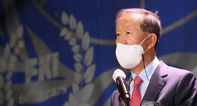 허창수 전국경제인연합회(전경련) 회장과 스튜어트 캠벨 메이어 유엔군 부사령관이 지난 17일 오전 서울 영등포구 전경련 회관에서 열린 '한국전 참전국·참전용사 후손 초청 감사회'에서 인사말을 하고 있다. (사진=뉴시스 제공)