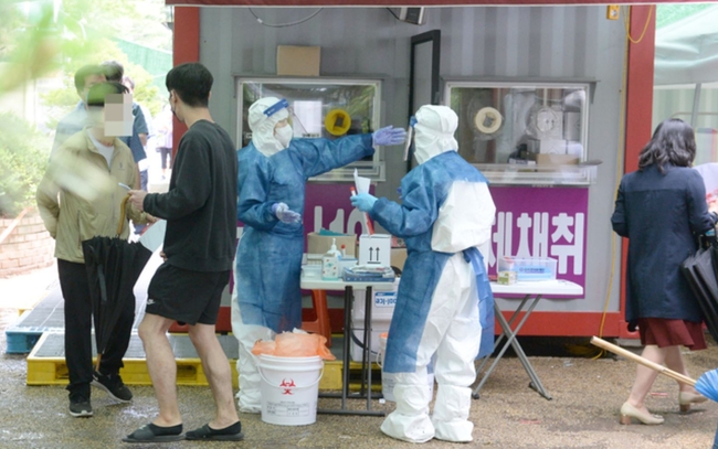 울산 북구 모 사우나에서 코로나19 집단감염이 발생한 지난 16일 오후 북구 보건소 임시 선별진료소에서 지역주민들이 코로나19 검사를 받고 있다 (사진=뉴시스 제공)