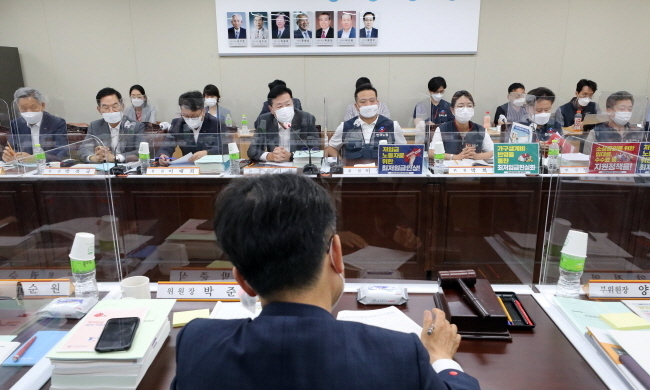 류기정 사용자위원(한국경영자총협회 전무)이 24일 오후 정부세종청사에서 열린 최저임금위원회 제5차 전원회의에서 발언하고 있다. 