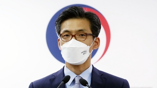 박철우 법무부 대변인이 지난 24일 오후 경기 과천시 정부과천청사 법무부에서 검찰청 사무기구에 관한 규정 개정 추진 브리핑을 하고 있다. (사진=뉴시스 제공)