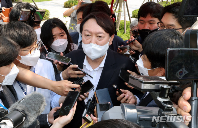 윤석열 전 검찰총장이 9일 서울 남산예장공원에 문을 연 우당 이회영 기념관 개장식에 참석해 취재진 질문에 답하고 있다. (공동취재사진) 2021.06.09.