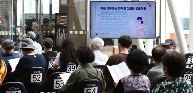  전 세계적으로 인도발 델타형 코로나19 변이바이러스의 우려가 커지고 있는 25일 오전 서울 성북구청에 마련된 성북구 코로나19 예방 접종센터에서 백신 접종을 마친 시민들이 이상반응 확인을 하기 위해 대기하고 있다. 정부는 24일 변이 바이러스 대응을 위해 부스터샷과 교차접종을 검토한다고 밝혔다. (사진=뉴시스 제공)