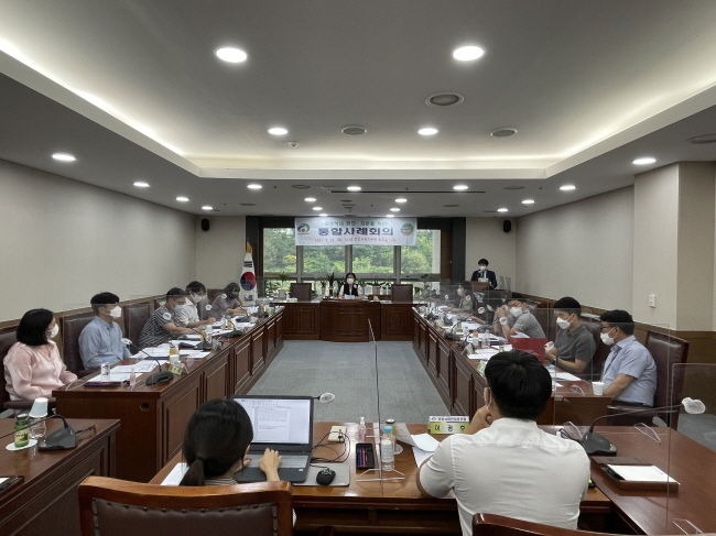 천안시가 지난 24일 시청 복지문화위원회 회의실에서 ‘아동학대 판단‧자문을 위한 통합사례회의’를 진행하고 있다.(사진=천안시청 제공)