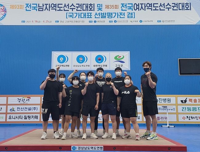 왼쪽부터 김기호, 박예인, 김예은, 박수빈, 고우민, 한근규, 강지수, 이형민, 윤하제 선수, 감독 진영삼.