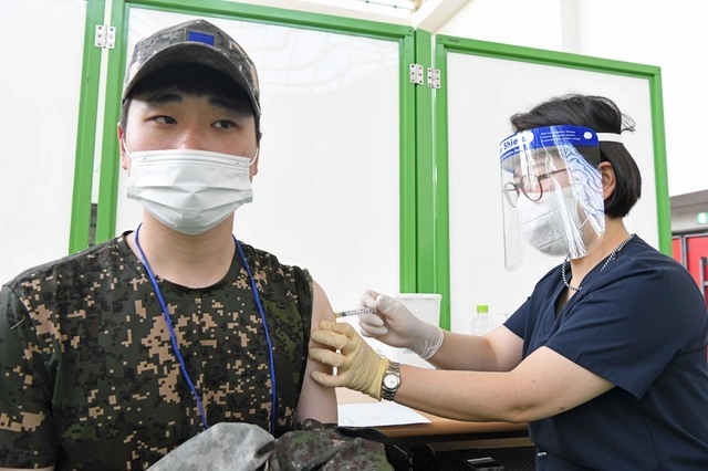 30세 미만 군 장병에 대한 코로나19 백신 접종이 시작된 7일 공군 제18전투비행단 내 체육관에 마련된 예방접종센터에서 군 장병이 코로나19 화이자 백신 접종을 받고 있다. (사진=국방부 제공)