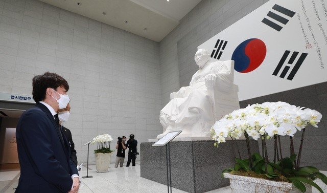 이준석 국민의힘 대표가 백범 김구 선생 서거 72주기인 26일 오전 서울 용산구 김구 선생 묘역을 찾아 참배를 마친 후 기념관을 찾아 김구 선생 좌상과 김구 서명 태극기를 살펴보고 있다.