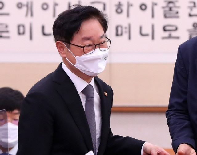 박범계 법무부 장관이 25일 오전 서울 여의도 국회에서 열린 법제사법위원회 전체회의에 출석하고 있다.
