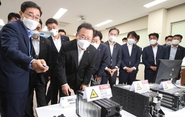 김부겸 국무총리가 26일 오전 제주시 첨단과학단지에 소재한 전기차배터리산업화센터를 방문해 EV 배터리 팩 검사 및 모듈 검사장비 공정실, 적재실과 에너지융합센터의 배터리 평가 및 시험 연구실 등 배터리 활용 실증 현장을 둘러보고 있다.