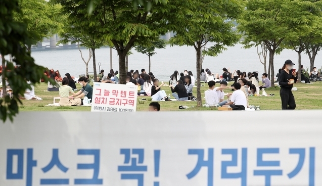 오늘 방역당국이 7월부터 적용할 각 지자체별 사회적 거리두기 단계를 발표한다. 수도권은 8인까지 모임이 가능한 2단계, 비수도권은 인원제한이 없는 1단계가 유력하다.