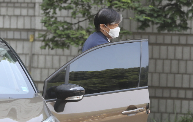 조국 전 법무부 장관이 25일 서울 서초구 서울중앙지법에서 열린 '자녀 입시비리 혐의' 관련 11차 공판에 출석하고 있다.