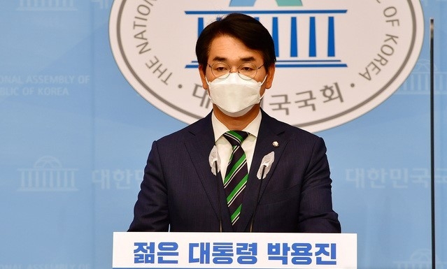 대선 출마를 선언한 박용진 더불어민주당 의원이 10일 서울 여의도 국회 소통관에서 정책 기자회견을 하고 있다.