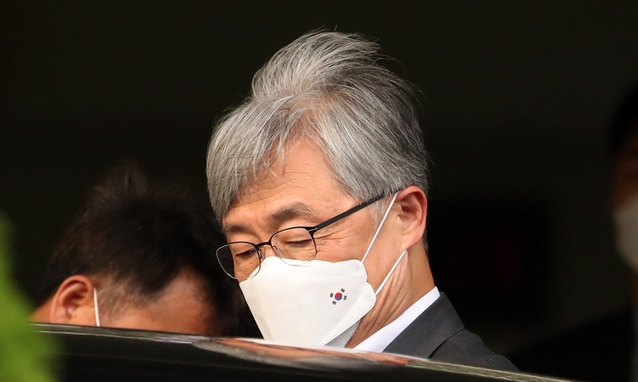 최재형 감사원장이 지난 25일 오후 서울 종로구 감사원에서 퇴근하고 있다 (사진/뉴시스)