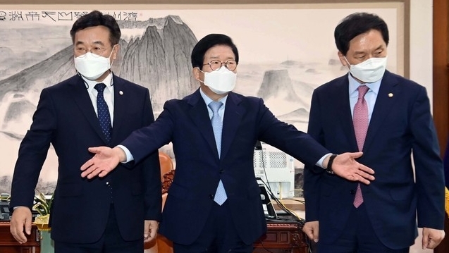 더불어민주당 윤호중 원내대표, 국민의힘 김기현 원내대표가 지난 13일 서울 여의도 국회에서 열린 박병석 국회의장 주재 여야 원내대표 회동에서 기념촬영 후 자리로 향하고 있다 (사진=뉴시스 제공)