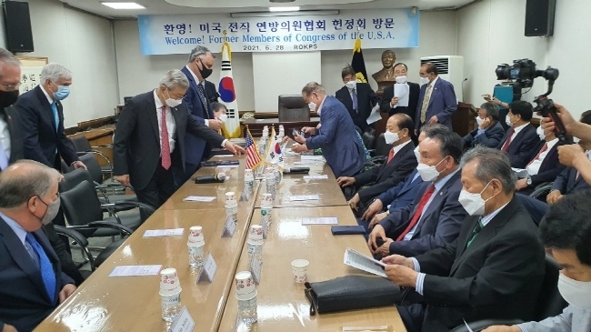 대한민국 헌정회는 28일 오전 서울 여의도 국회 경내에 위치하고 있는 대한민국헌정회 회의실에서 미국 전직 연방의원협회(FMC)와 협력의정서를 체결했다고 밝혔다.