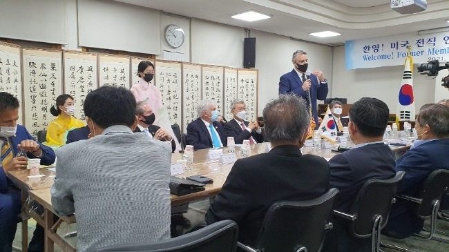 대한민국 헌정회는 28일 오전 서울 여의도 국회 경내에 위치하고 있는 대한민국헌정회 회의실에서 미국 전직 연방의원협회(FMC)와 협력의정서를 체결했다고 밝혔다.