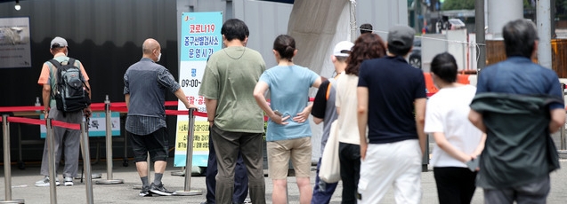 501명의 신규 코로나19 확진자가 발생한 지난 28일 오후 서울역광장에 설치된 중구 임시선별검사소에서 시민들이 검사를 받기 위해 줄을 서고 있다 (사진=뉴시스 제공)