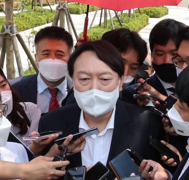 윤석열 전 검찰총장이 지난 9일 서울 남산예장공원에 문을 연 우당 이회영 기념관 개장식에 참석해 취재진 질문에 답하고 있다 (사진=뉴시스 제공)