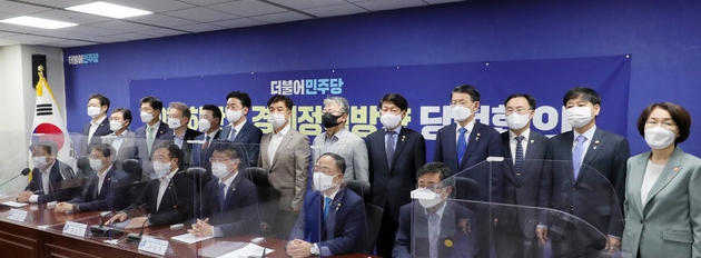 지난 25일 서울 여의도 국회에서 열린 '2021 하반기 경제정책방향 당정협의'에서 홍남기 경제부총리와 윤호중 더불어민주당 원내대표 등 참석자들이 기념촬영하고 있다 (사진=뉴시스 제공)