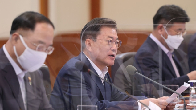 문재인 대통령이 지난 28일 청와대 본관 세종실에서 열린 확대경제장관회의에서 발언하고 있다 (사진=뉴시스)