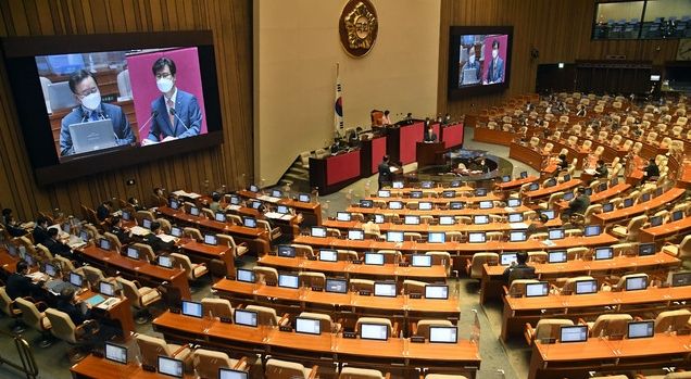 김부겸 국무총리가 지난 23일 서울 여의도 국회 본회의장에서 열린 경제분야 대정부 질문에서 질의에 답변하고 있다 (사진=뉴시스 제공)