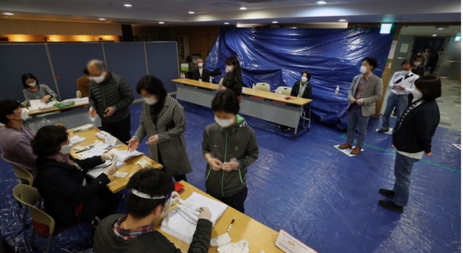 재보궐선거일인 지난 7일 오후 서울 마포구 아현동제6투표소(마포래미안푸르지오 4단지 커뮤니티센터)를 찾은 시민들이 투표하기 위해 대기하고 있다 (사진=뉴시스 제공)
