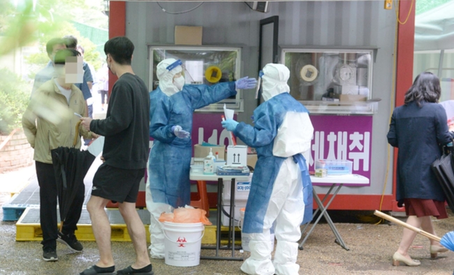 울산 북구 모 사우나에서 코로나19 집단감염이 발생한 지난 16일 오후 북구 보건소 임시 선별진료소에서 지역주민들이 코로나19 검사를 받고 있다 (사진=뉴시스 제공)
