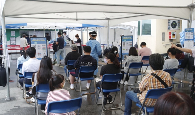  0시 기준 국내 코로나19 확진자가 459명 발생한 지난 1일 서울 강북구보건소 코로나19 선별진료소에서 시민들이 검사를 받기 위해 대기하고 있다 (사진=뉴시스 제공)