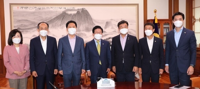 윤호중 더불어민주당 원내대표, 김기현 국민의힘 원내대표가 지난 28일 서울 여의도 국회에서 열린 박병석 국회의장 주재 양당 원내대표 회동에서 기념촬영을 하고 있다 (사진=뉴시스 제공)