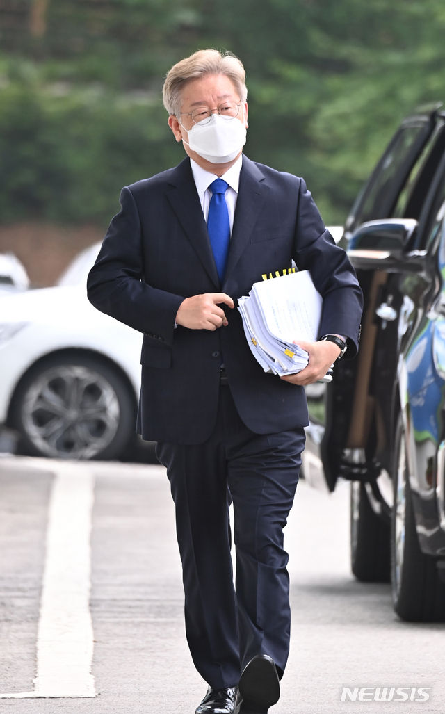 대선 출마선언을 하루 앞둔 이재명 경기도지사가 30일 오전 경기도 수원시 팔달구 경기도청으로 출근하고 있다. 1일 출마선언에서는 '대한민국 대전환, 이재명은 합니다'를 슬로건으로 내세울 전망이다 (사진/뉴시스)