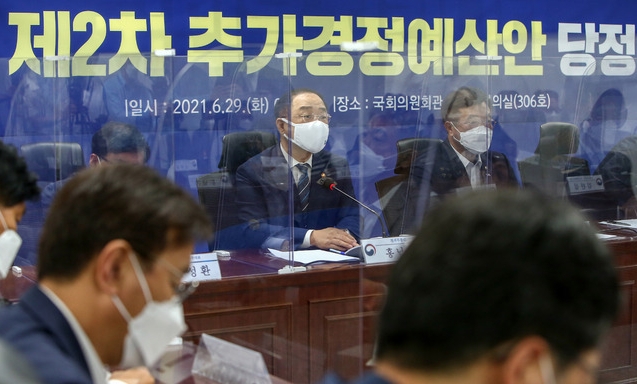 홍남기 경제부총리 겸 기획재정부 장관이 지난달 29일 오전 서울 여의도 국회 의원회관에서 열린 '2021 제2차 추가경정예산안 당정협의'에 참석해 발언하고 있다. (공동취재사진) 