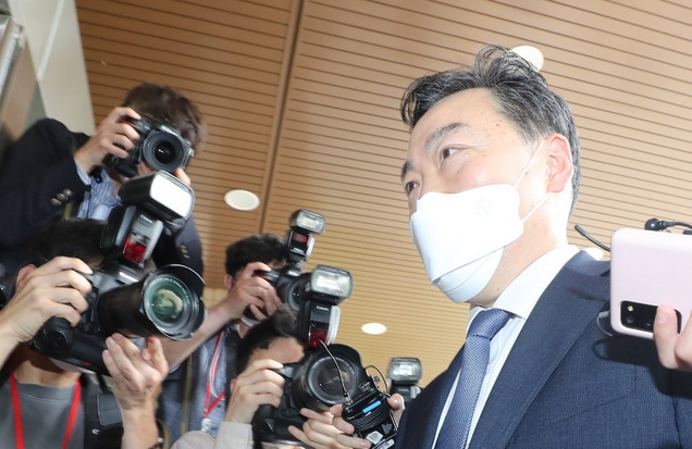 김오수 신임 검찰총장이 김진욱 고위공직자범죄수사처(공수처) 처장을 예방하기 위해 지난달 8일 오후 경기도 과천시 정부과천청사 공수처에 도착해 기자들의 질문을 받으며 들어가고 있다 (사진/뉴시스)