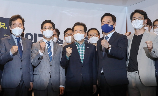 양승조 충남도지사가 지난달 23일 오전 서울 여의도 마리나컨벤션센터에서 열린 출판기념회에서 참석자와 기념촬영을 하고 있다. 왼쪽부터 이낙연 전 더불어민주당 대표, 양승조 충남지사, 정세균 전 국무총리, 김두관 의원, 박용진 의원 (사진/뉴시스)