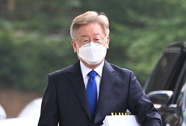 대선 출마선언을 하루 앞둔 이재명 경기도지사가 지난달 30일 오전 경기도 수원시 팔달구 경기도청으로 출근하고 있다. 1일 출마선언에서는 '대한민국 대전환, 이재명은 합니다'를 슬로건으로 내세울 전망이다 (사진=뉴시스)