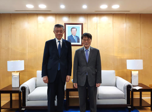 장하성 주중 한국 대사(왼쪽) 와 중국의 류사오밍(劉曉明) 한반도 사무 특별대표. (출처: 중국 외교부) 