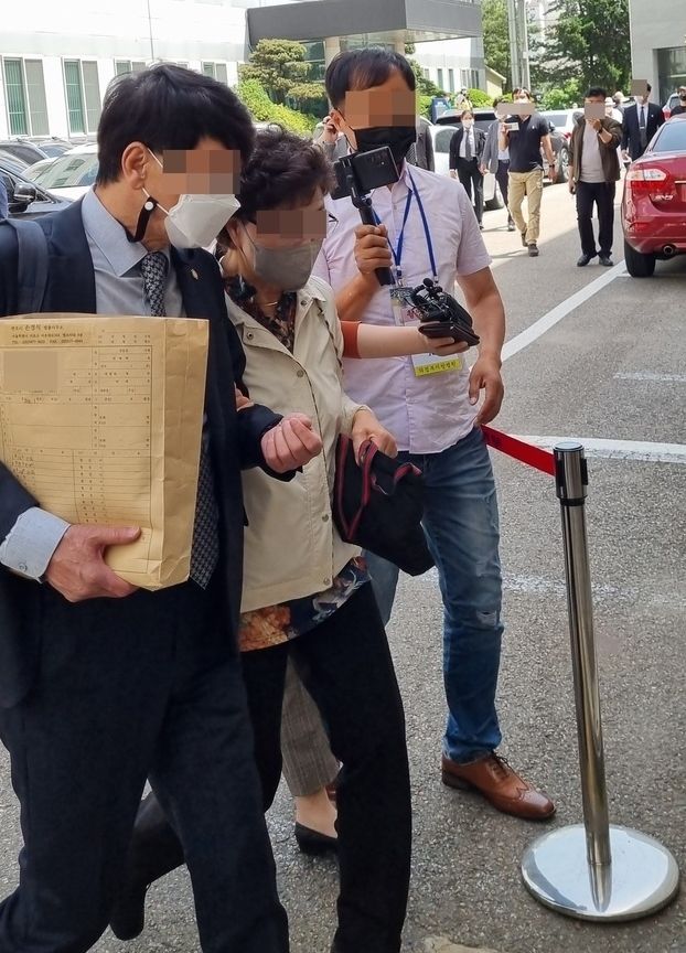 불법 요양병원을 운영하면서 수십억 원대 요양급여를 부정수급 한 혐의(의료법위반 등)로 기소된 윤석열 전 검찰총장의 장모 최모(74)씨가 지난 24일 오후 2시께 의정부지법에서 열리는 재판을 받기 위해 변호인과 함께 법정에 들어가고 있다 (사진=뉴시스)