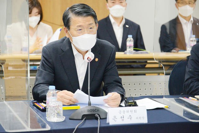 은성수 금융위원장이 지난 1일 서울 중구 서민금융진흥원에서 열린 '햇살론 뱅크 업무협약 및 간담회'에 참석해 모두발언을 하고 있다. (사진=금융위원회 제공)