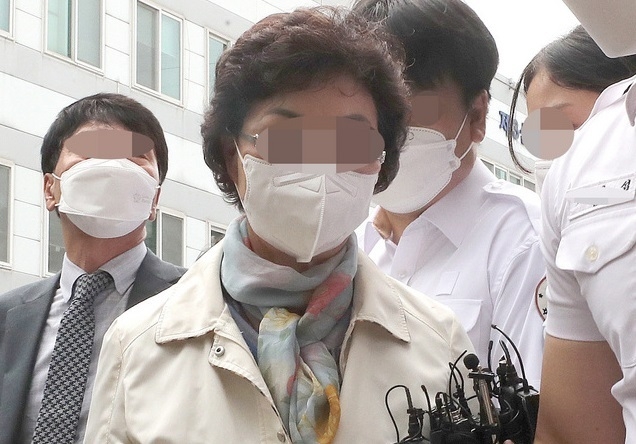  불법 요양병원을 운영하면서 수십억 원대 요양급여를 부정수급 한 혐의로 기소된 윤석열 전 검찰총장의 장모 최 모씨가 2일 오전 의정부지방법원에서 열리는 1심 선고공판에 출석하고 있다. (사진=뉴시스 제공)