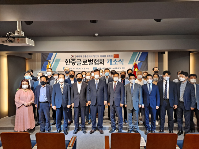 좌측 앞줄 네 번째부터 박준영 이사장, 싱하이밍 주한중국대사, 우수근 협회장, 팡쿤 주한중국공사