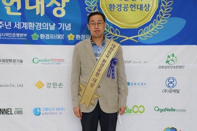 김춘재 휴리엔 대표가 환경을 생각하는 음식물처리기술로 공을 인정받아 ‘2021 대한민국 환경공헌대상’ 수상했다.