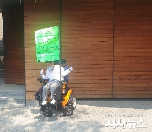  사진은 지난달 9일 최창현 대표가 서울 한남동 정의선 현대차 회장 자택 앞에서 1인 시위를 하는 모습.
