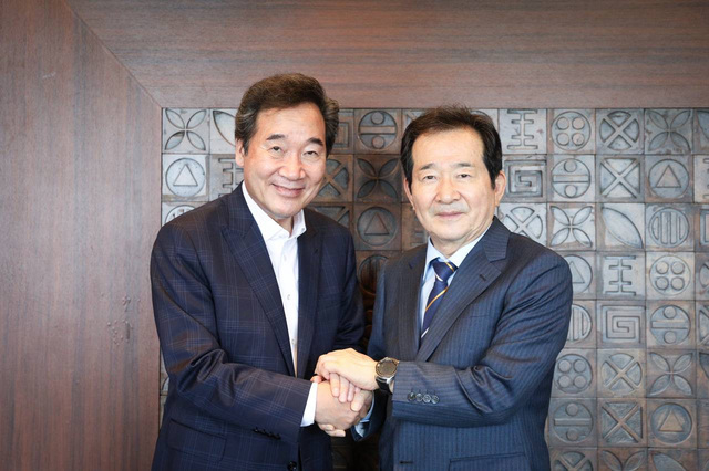 이낙연 전 더불어민주당 대표와 정세균 전 국무총리가 3일 서울 여의도 한 음식점에서 만나 오찬 전 기념촬영하고 있다.