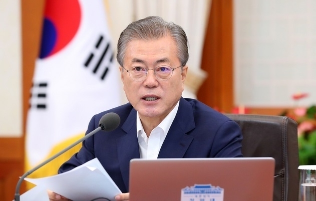 문재인 대통령의 국정수행을 지지한다는 긍정 평가가 43%에 달한 것으로 조사됐다. 부정 평가는 52.3%로, 긍·부정 간 격차는 오차범위(±6%포인트) 밖에 있는 것으로 집계됐다.
