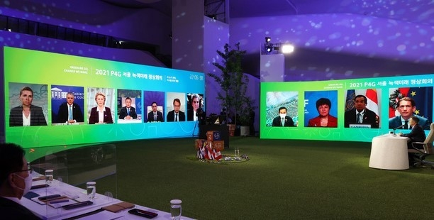 지난 5월31일 문재인 대통령이 서울 동대문디자인플라자에서 열린 'P4G 서울 녹색미래 정상회의' 정상토론세션에서 회의 개시 및 식순을 소개하고 있다.