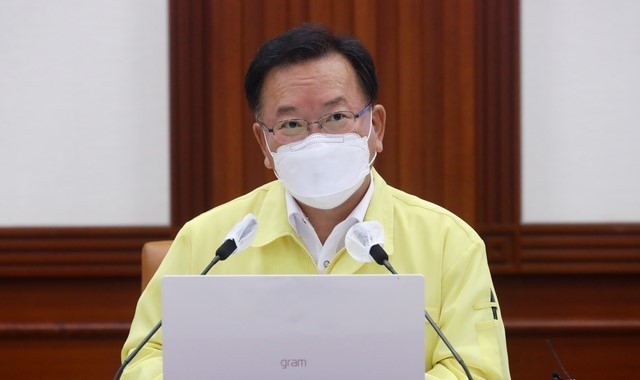 김부겸 국무총리가 4일 오후 서울 종로구 정부서울청사에서 열린 코로나19 중앙재난안전대책본부 회의에 참석해 발언하고 있다.