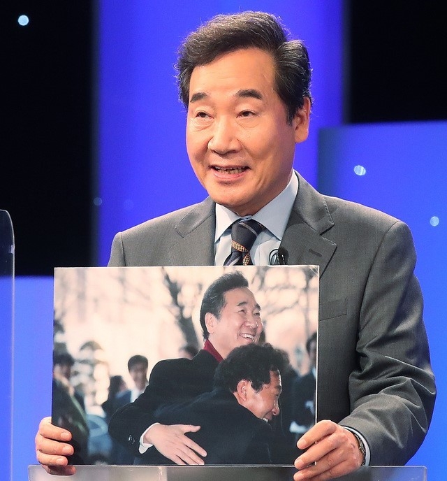이낙연 더불어민주당 대선 경선 예비후보가 3일 오후 서울 여의도 KBS에서 열린 첫 합동 토론회에서 '내 인생의 한 장면' 사진을 공개하고 있다.