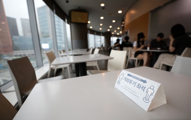 700명~800명대의 코로나19 확진자가 연일 발생하며 수도권 지역의 사회적 거리두기 개편안 시행 날짜가 7월 8일로 1주일 유예된 가운데 수도권 5인 집합금지가 풀릴지 여부가 주목되고 있다. 4일 서울 시내의 한 식당가에서 시민들이 식사를 하고 있다.(사진=뉴시스 제공)